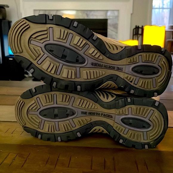 The Northface Sz 7.5 Tan lace up sneakers - Picture 5 of 7